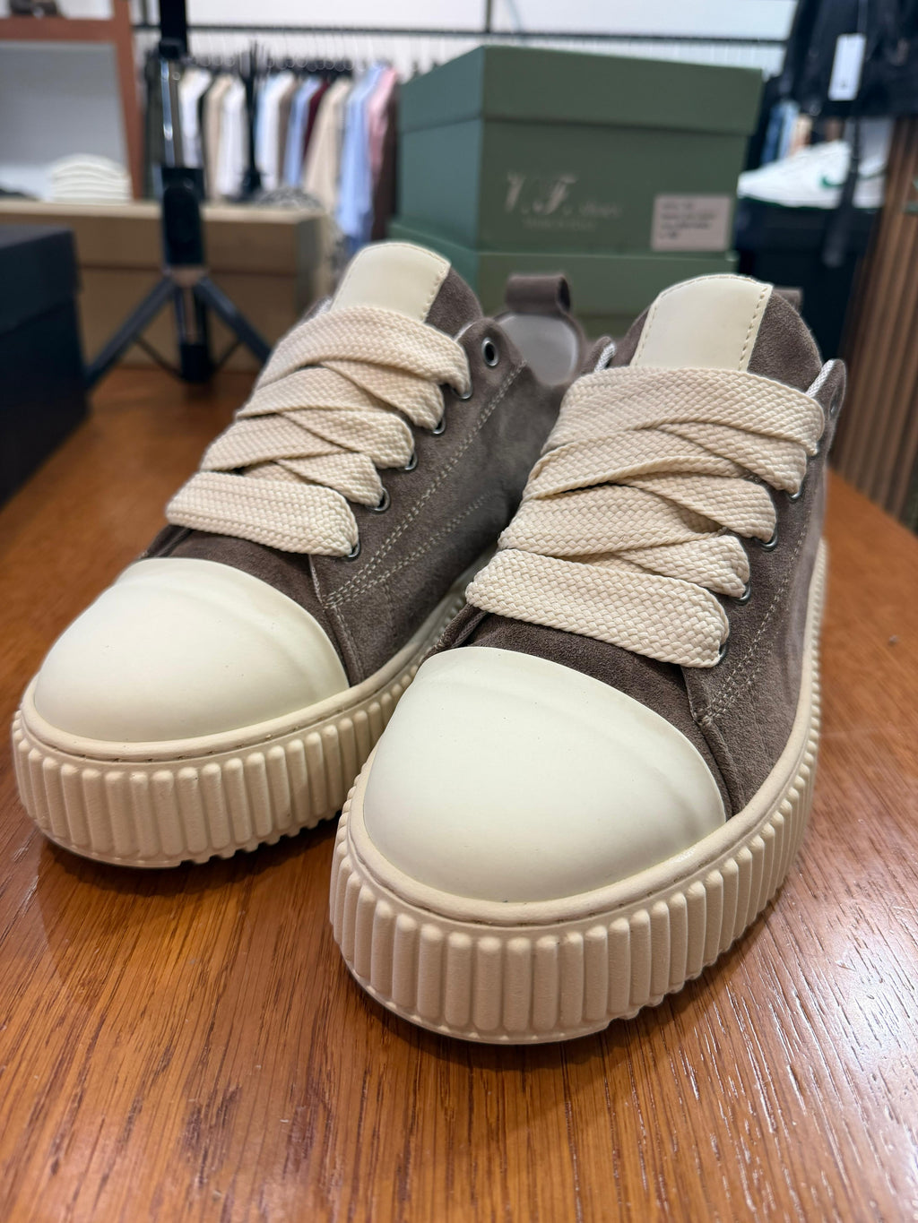 Shoes hummer sand