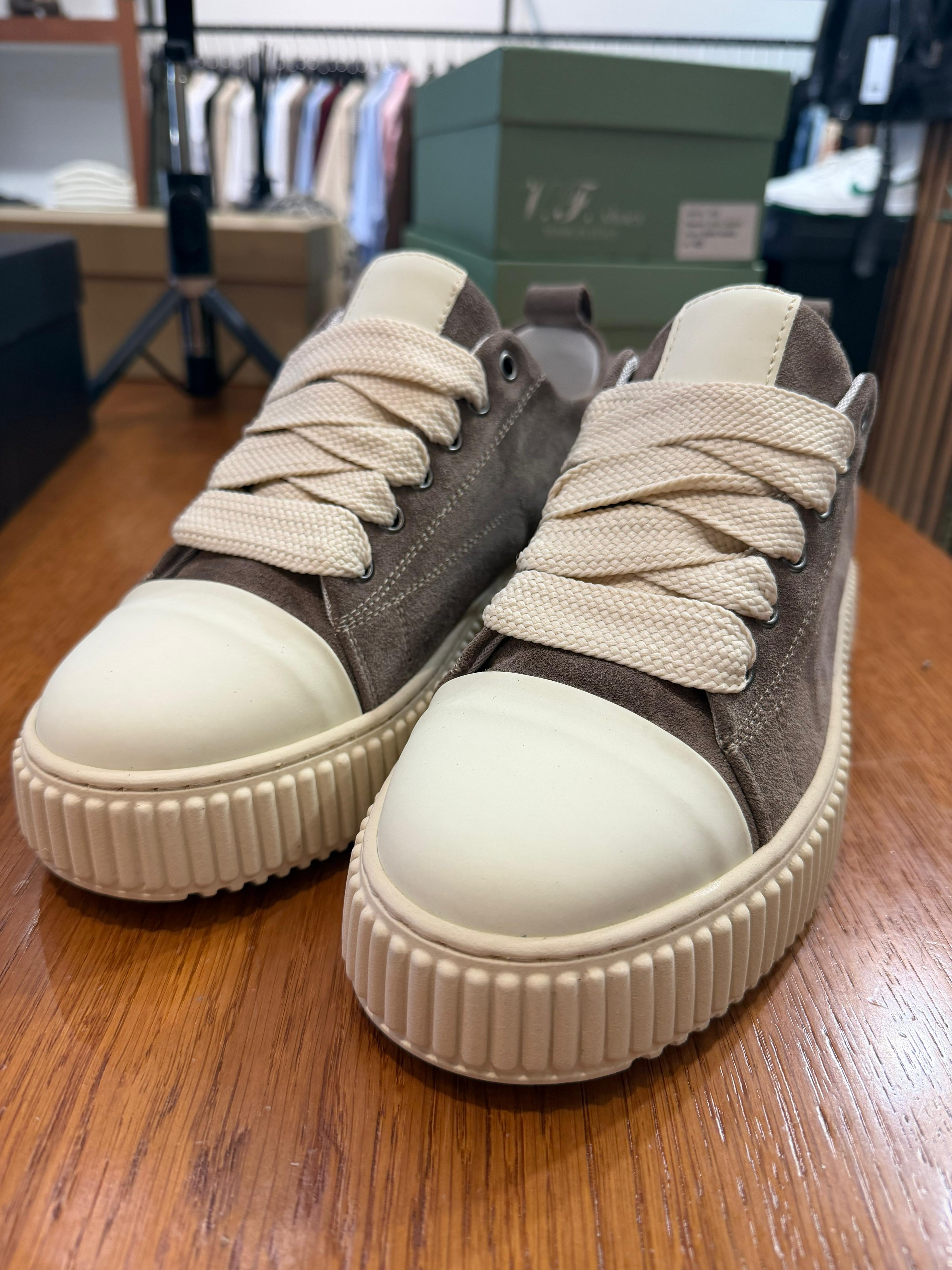 Shoes hummer sand