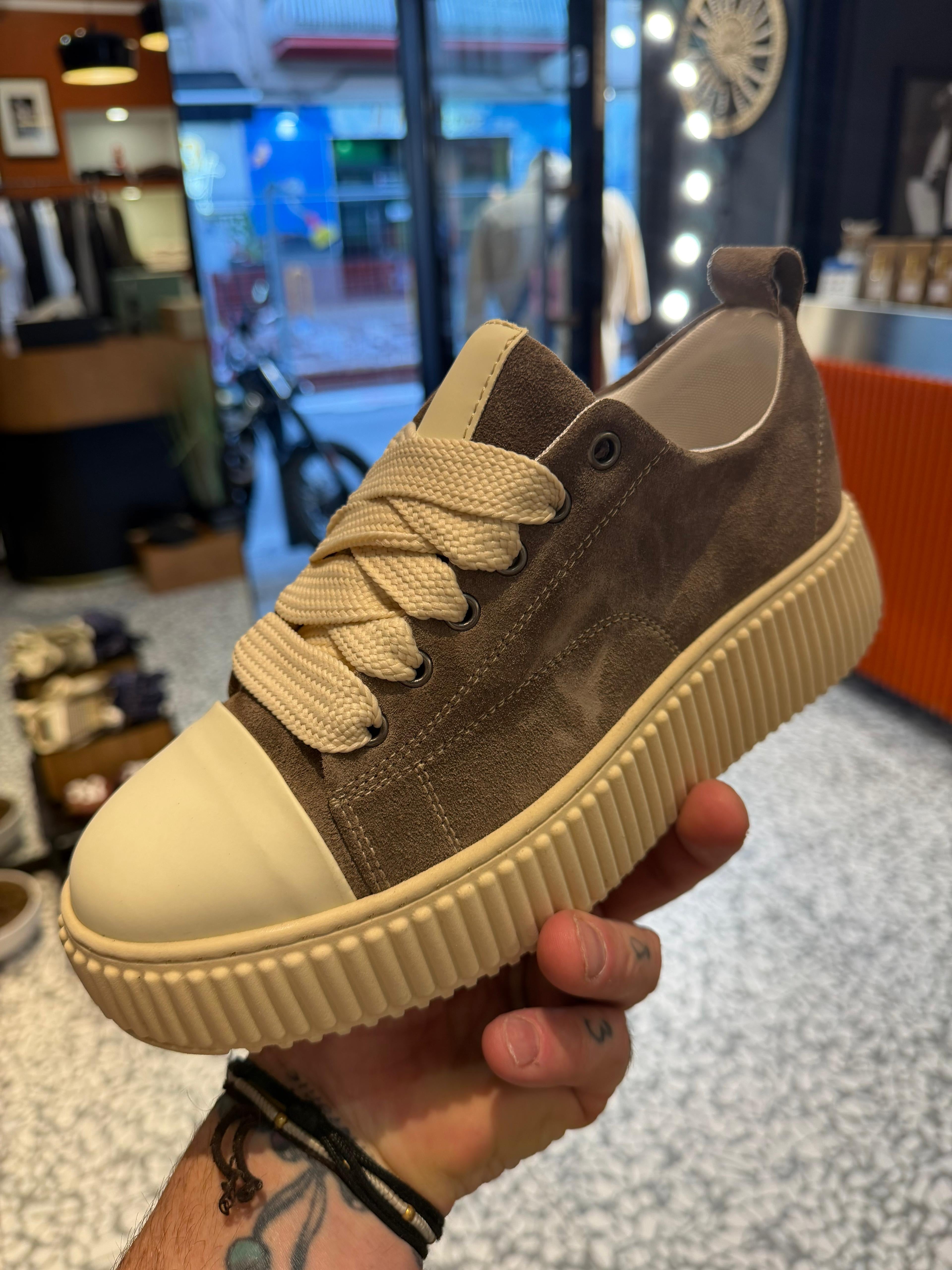 Shoes hummer sand