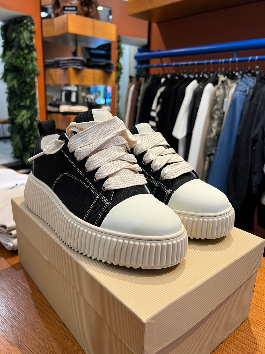 Shoes hummer nere in tela