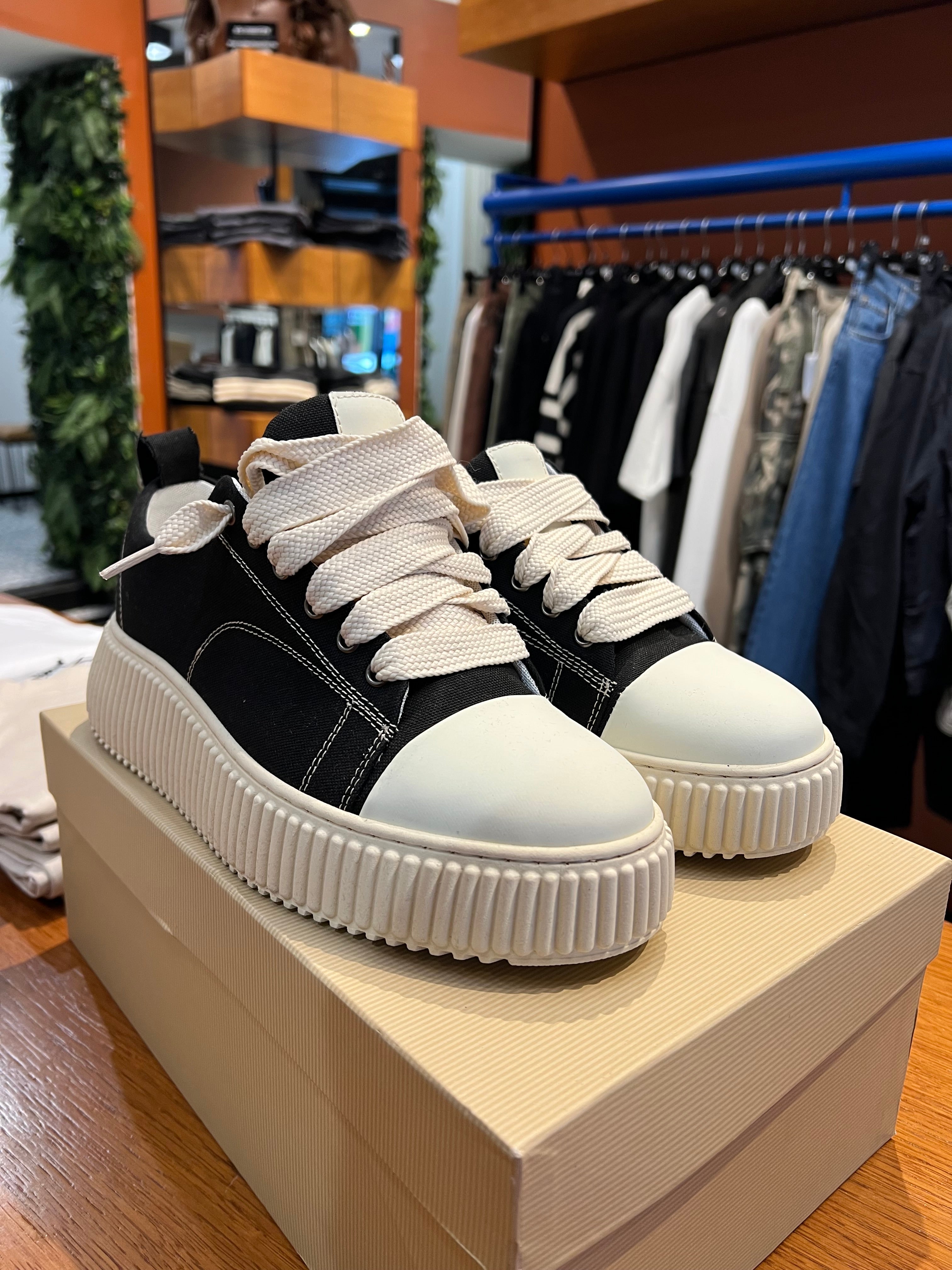 Shoes hummer nere in tela