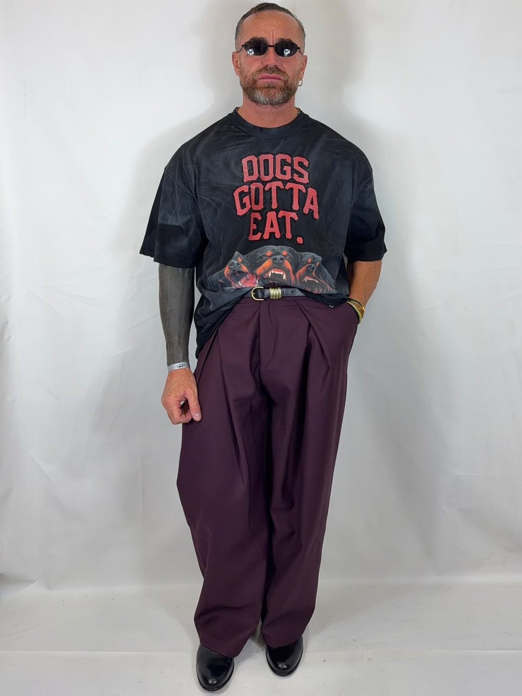 T-shirt over nera con stampa glitterata Dogs Gotta Eat, vestita con pantalone ampio