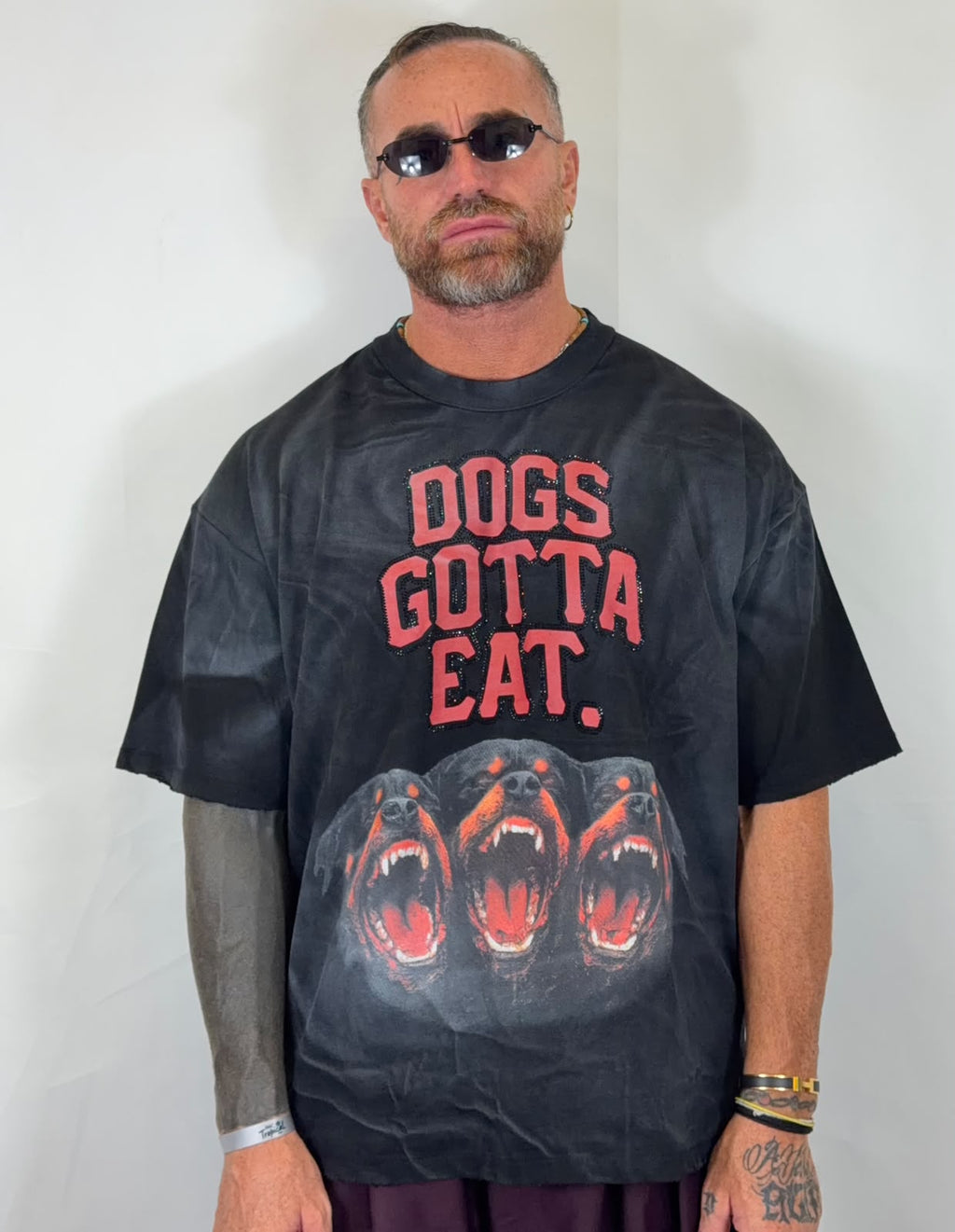 T-shirt over nera con stampa glitterata Dogs Gotta Eat, vista frontale