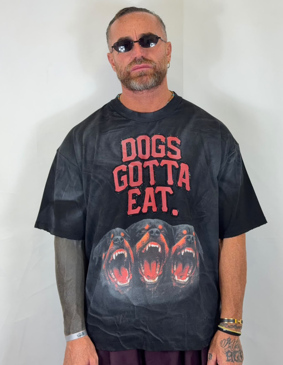 T-shirt over nera con stampa glitterata Dogs Gotta Eat, vista frontale