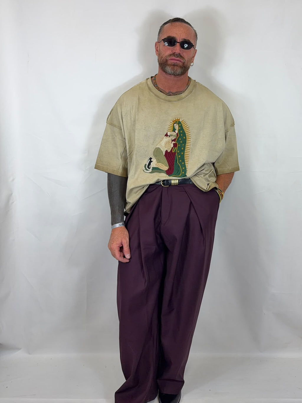 Shirt Santa Madre crop color panna con cintura, look completo