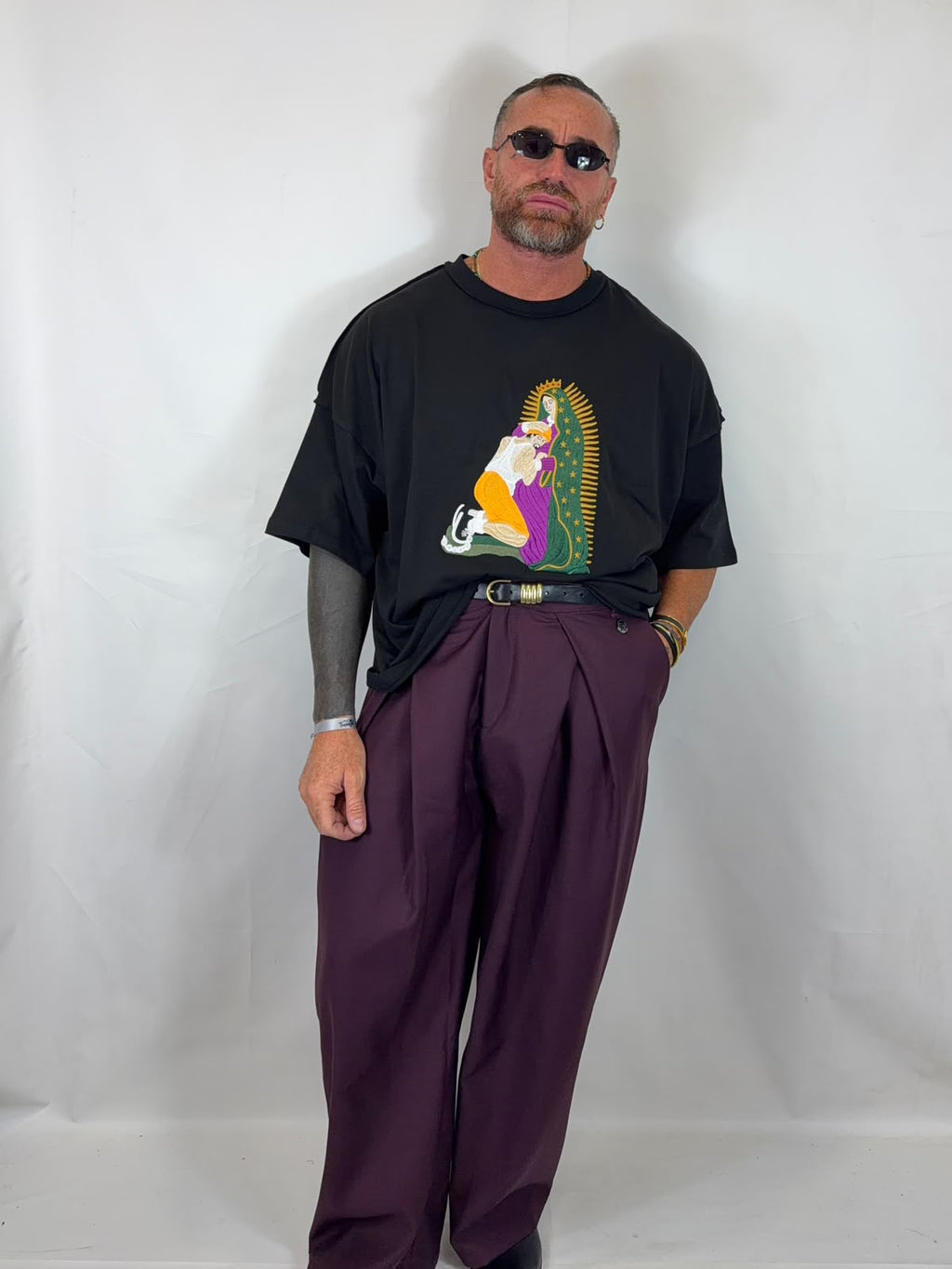 Shirt Santa Madre nera versione over, look completo