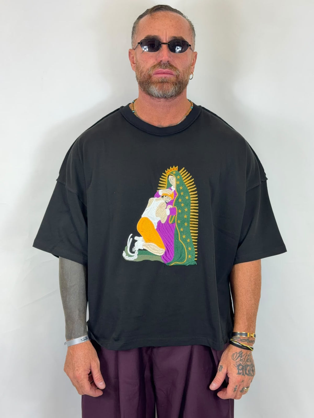 Shirt Santa Madre nera versione crop, vista frontale