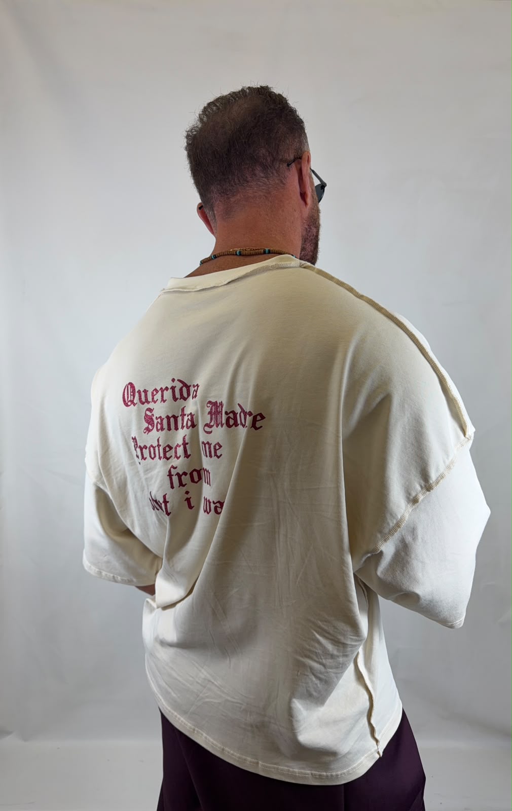 Shirt Santa Madre panna, vista retro con scritta Querida Santa Madre