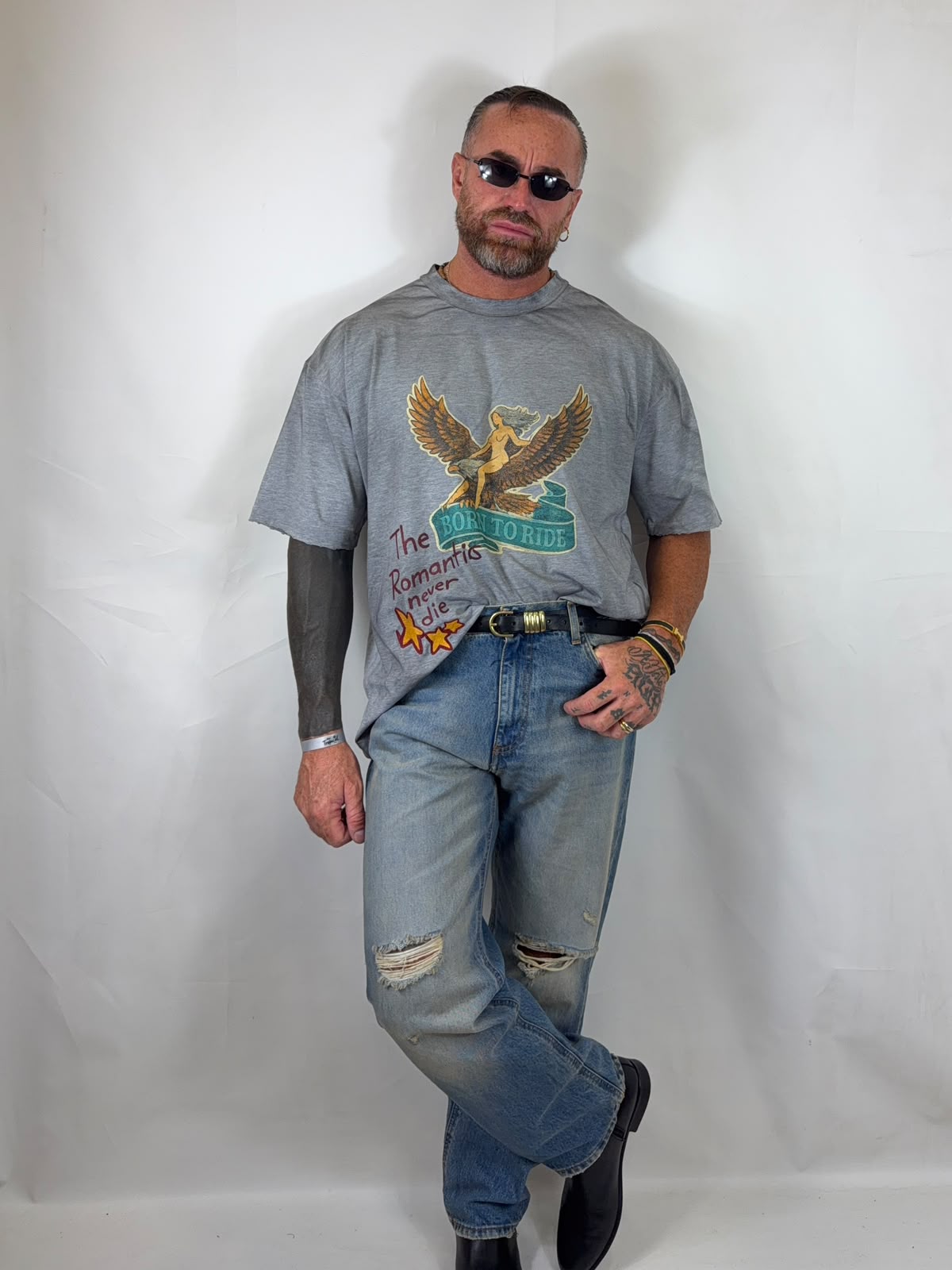 T-shirt over grigia con stampa angelo Born to Ride, look completo con jeans