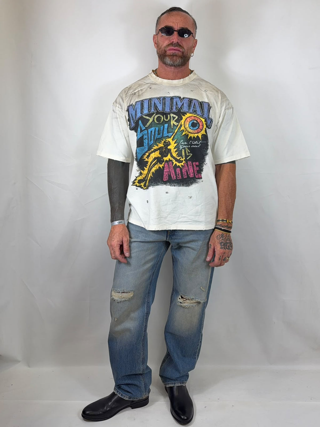 Shirt Minimal Your Soul bianca con stampa multicolore, seduto