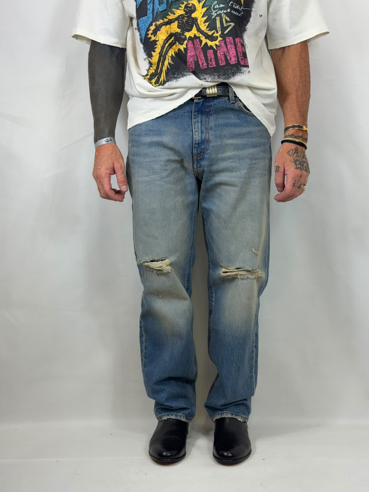 Jeans relax con strappi, vista frontale completa con scarpe nere