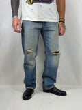 Jeans relax con strappi, vista frontale a 3/4 con scarpe nere