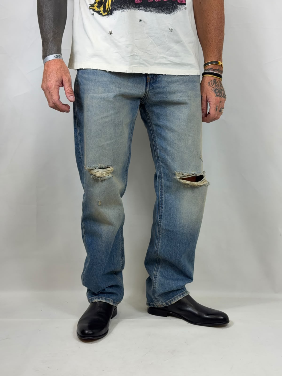Jeans relax con strappi, vista frontale a 3/4 con scarpe nere