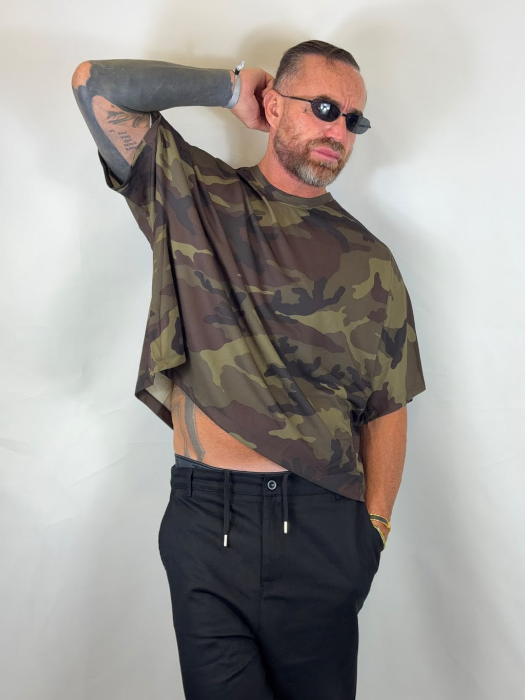 Shirt militare camouflage over/crop, look completo con pantaloni neri