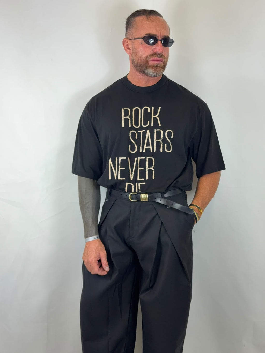 T-shirt oversize nera con stampa Rock Stars Never Die, look in piedi