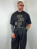 T-shirt oversize nera con stampa Rock Stars Never Die, look in piedi