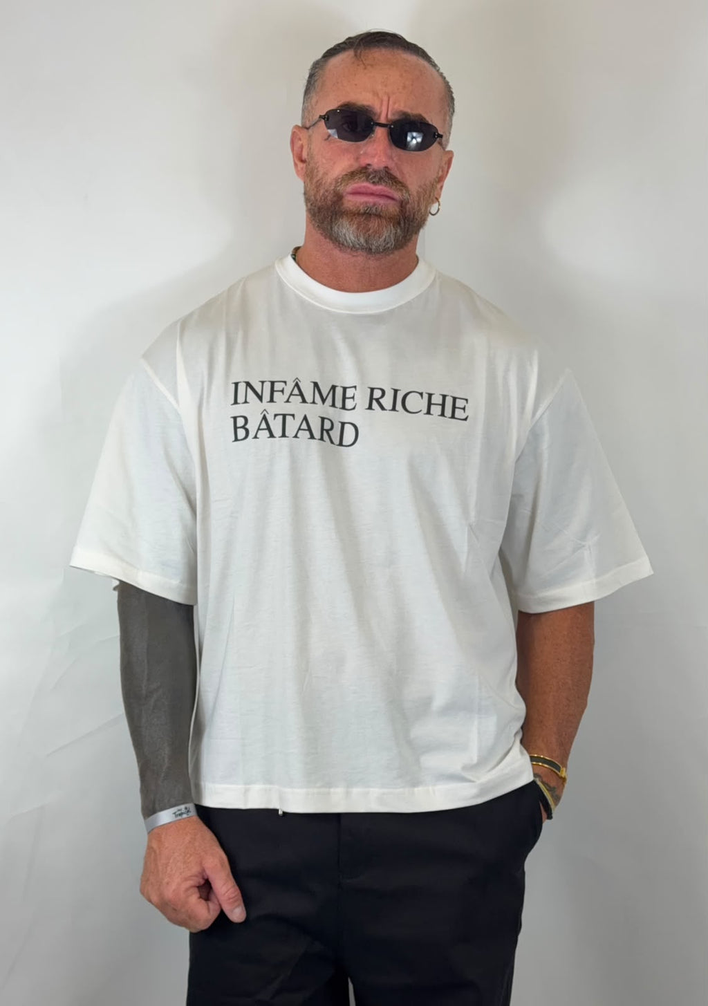 T-shirt oversize bianca con stampa Infâme Riche Bâtard