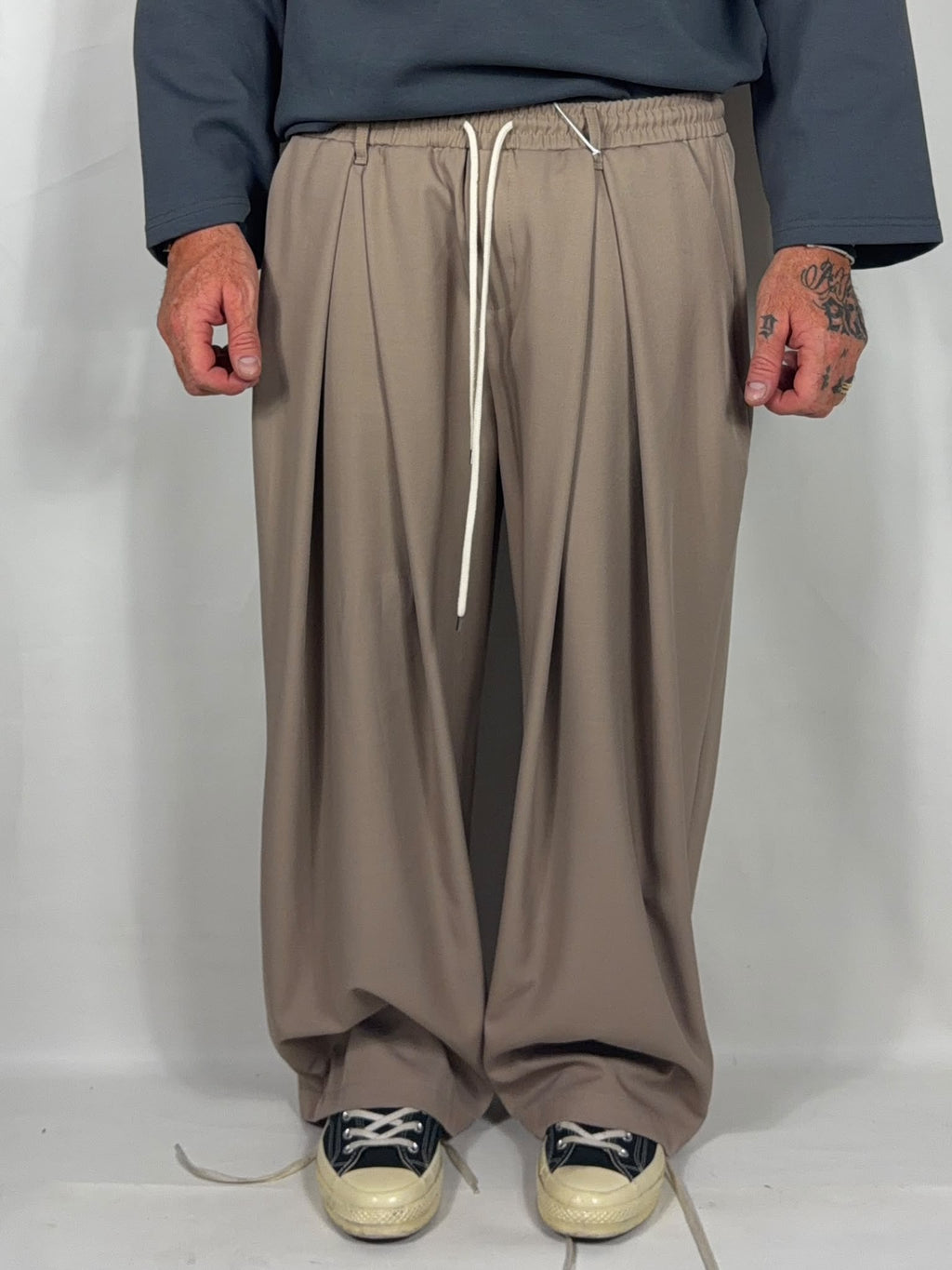 Pantalone Laces Pence color sabbia con coulisse e pince frontali