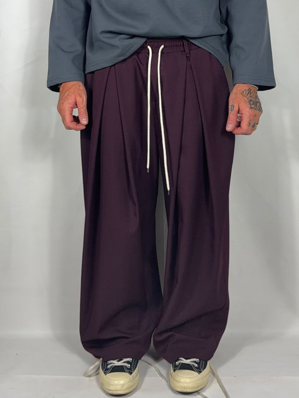 Pantalone Laces Pence nero con coulisse e pince frontali