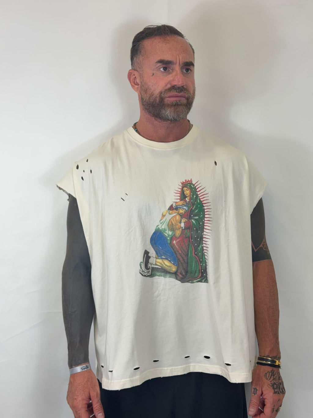 Shirt smanicata Santa Madre color panna con stampa frontale, vista laterale