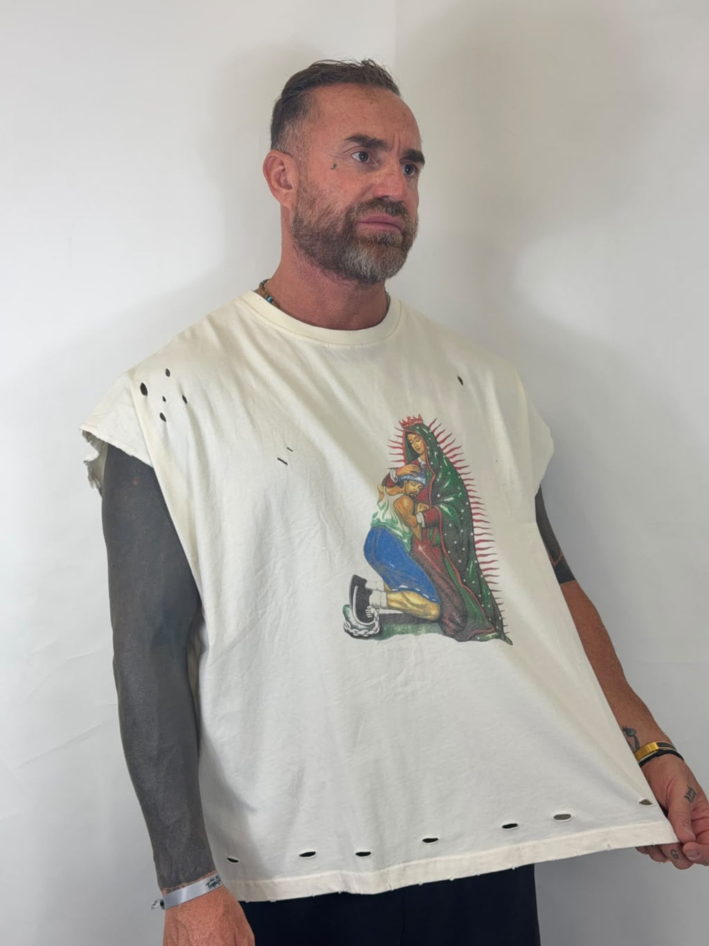 Shirt smanicata Santa Madre color panna con stampa frontale e dettagli distressed