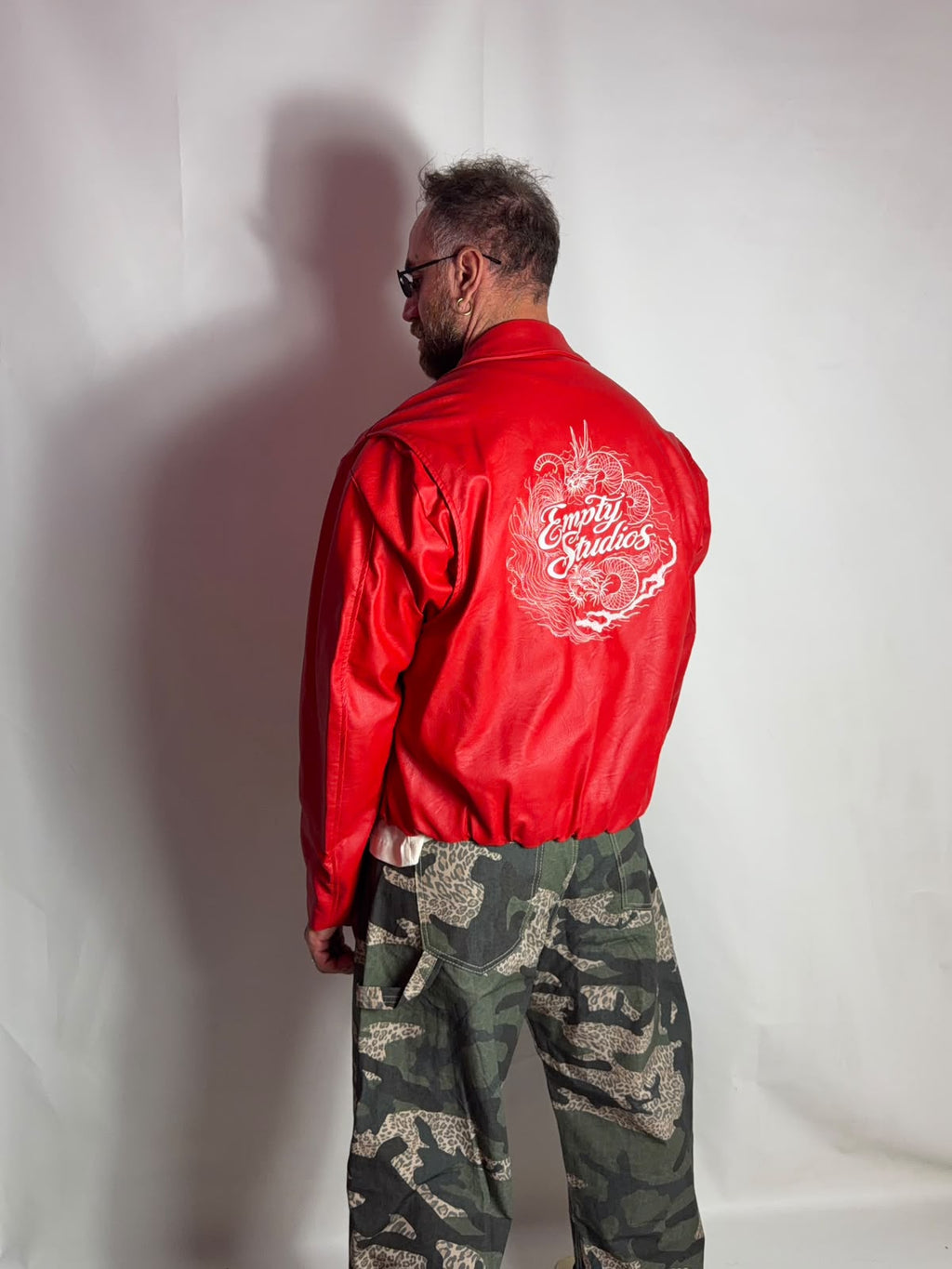 Bomber eco Studios indossato, dettaglio della vestibilità over/crop