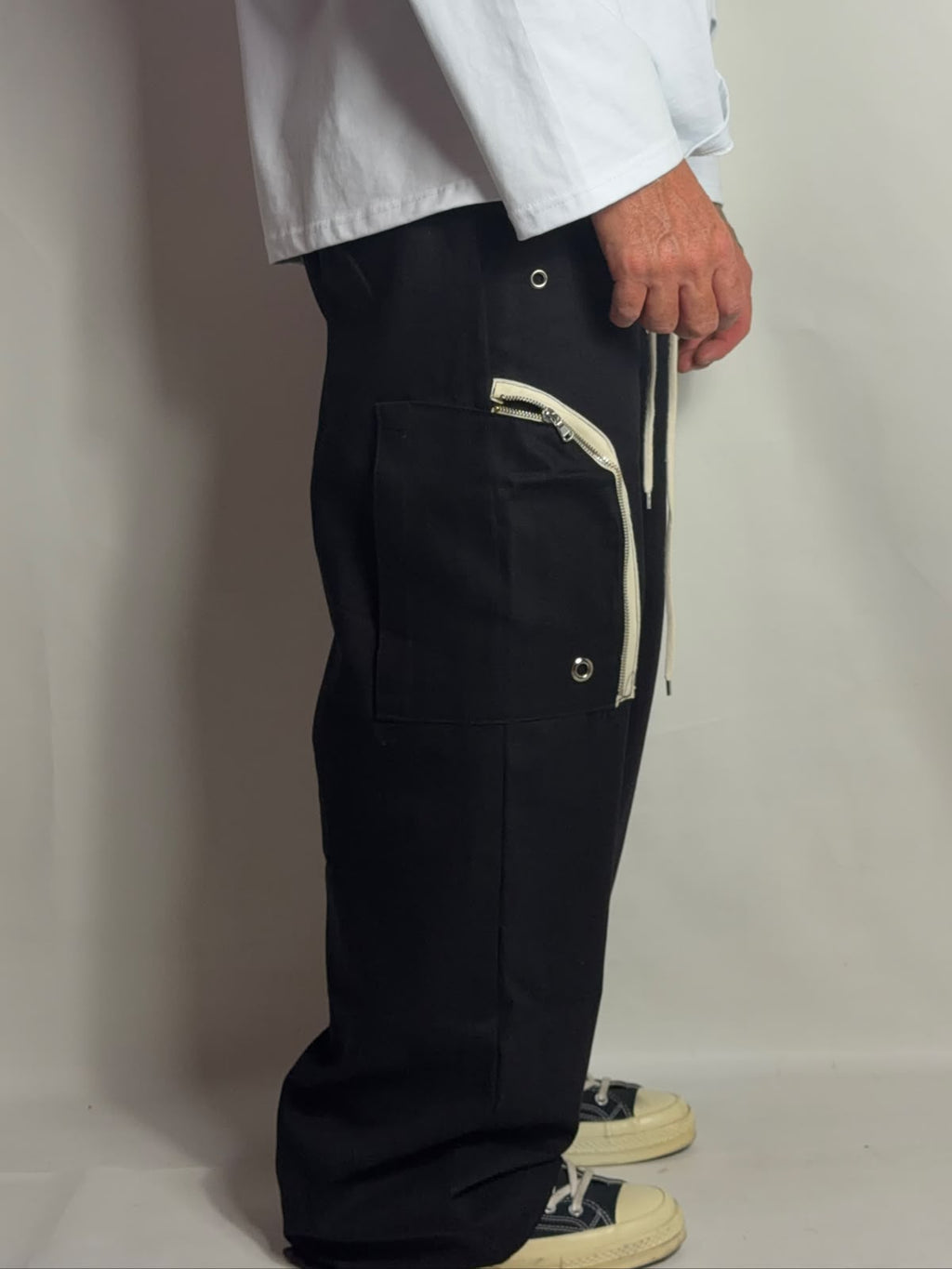 Pantalone Rick nero indossato, con zip a contrasto e coulisse