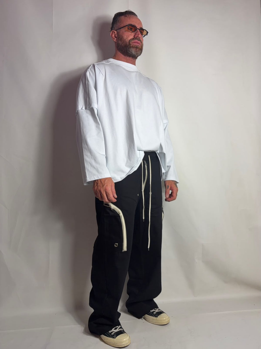 Pantalone Rick nero, dettagli delle zip e della gamba ampia