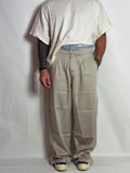 Pantalone boxer a gamba ampia con pince e fascia a righe in vita, indossato