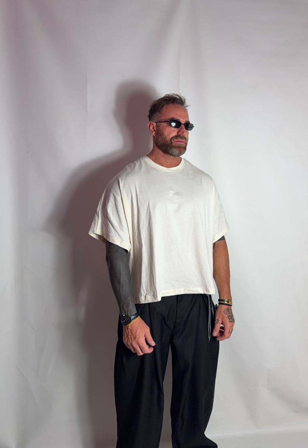 Shirt minimal over/crop, look con pantaloni ampi