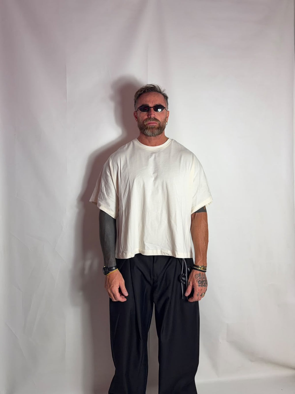 Shirt minimal over/crop indossata, dettaglio della silhouette