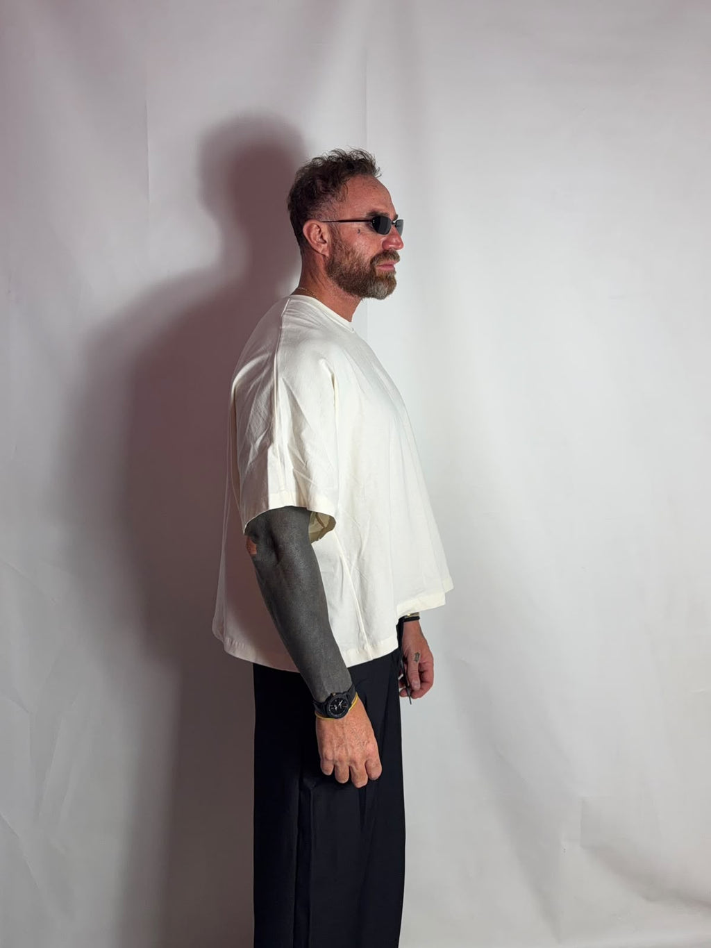 Shirt minimal over/crop a tinta unita, indossata