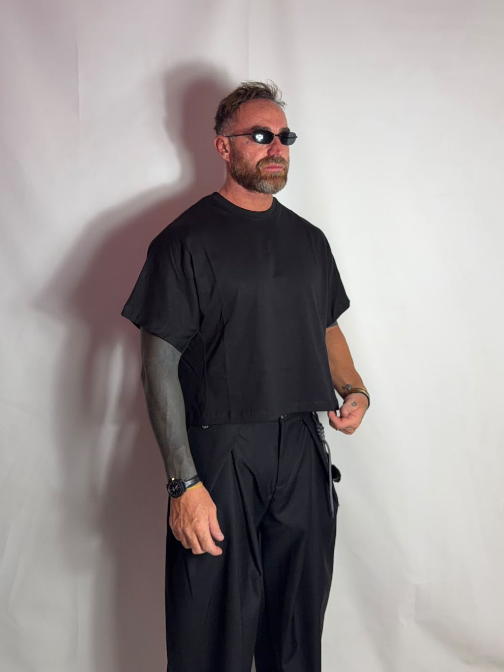 Shirt minimal over/crop con maniche corte e spalle scese