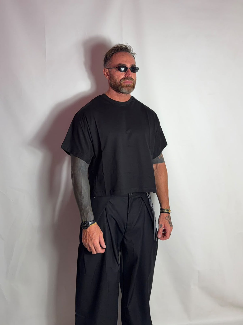 Shirt minimal over/crop, vista del capo indossato
