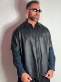 Jacket double eco oversize indossata, con parte superiore nera e maniche a quadri