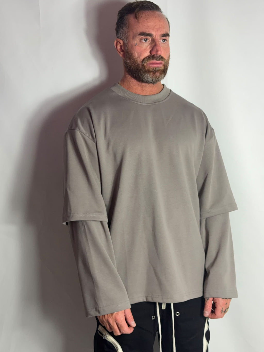 Shirt long sleeve double Fango indossata con pantaloni neri, vista completa