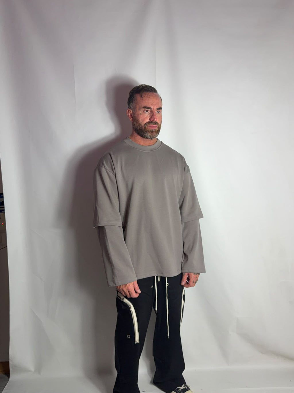 Shirt long sleeve double Fango indossata, dettaglio dell'effetto doppia manica